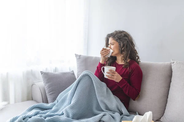 Young Girl Sick Bed Temperature Sneezing Tissue Holding Fever Drinking — Stock Photo, Image