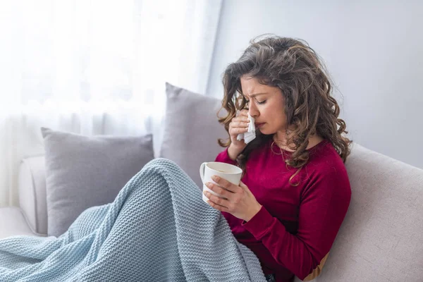 Chica Joven Enferma Cama Con Temperatura Estornudando Tejido Sosteniendo Fiebre — Foto de Stock