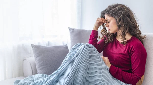 Mujer Joven Sentada Sofá Con Fuerte Dolor Cabeza — Foto de Stock