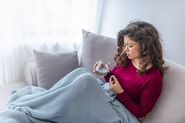 Ohälsosamma Kvinna Känsla Sjukdomskänsla Och Piller Från Huvudvärk Sängen — Stockfoto