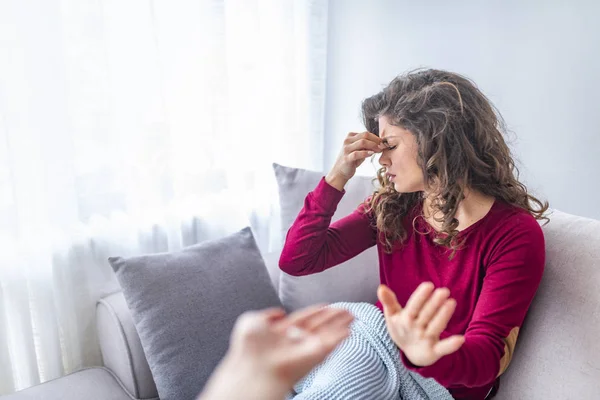 Mujer Joven Sentada Sofá Con Fuerte Dolor Cabeza —  Fotos de Stock