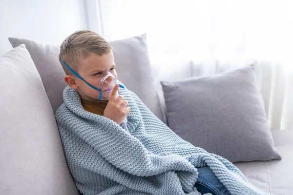 Νεαρό Αγόρι Προβλήματα Άσθματος Κάνοντας Εισπνοή Μάσκα Στο Πρόσωπο Στο — Φωτογραφία Αρχείου