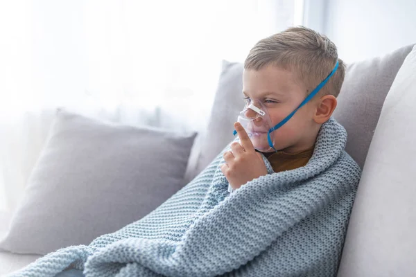 Niño Con Problemas Asma Haciendo Inhalación Con Mascarilla Cara Casa —  Fotos de Stock