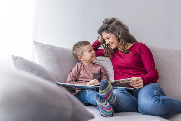 Giovane Donna Piccolo Figlio Lettura Libro Sul Divano — Foto Stock