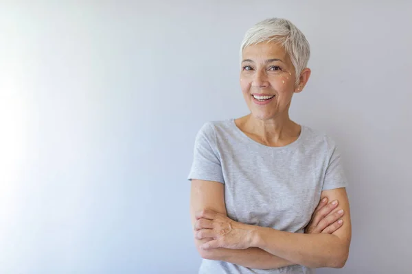 Mulher Sênior Sorrindo Aplicando Loção Envelhecimento Para Remover Círculos Escuros — Fotografia de Stock