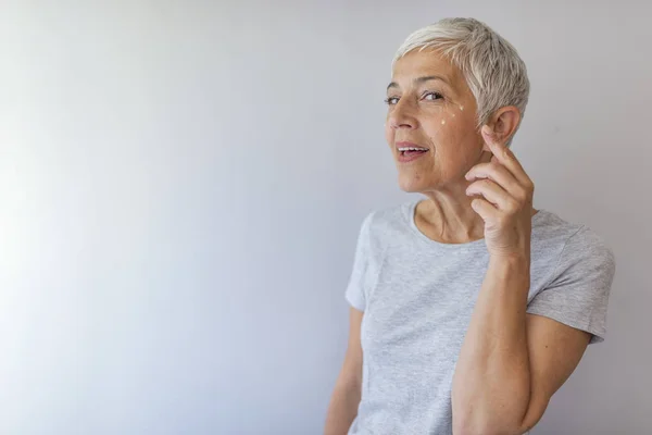 Bella Donna Matura Possesso Vaso Crema Pelle Viso Isolato Sfondo — Foto Stock