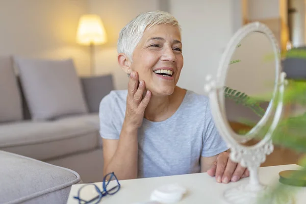 Smiling Middle Aged Woman Satisfied Her Nature Beauty Cosmetic Facial — Stock Photo, Image