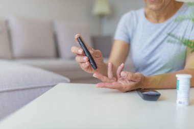 Glikoz metre, Sağlık Tıp ve Check up, Tıp, diyabet, glisemi, sağlık ve insan kavramı ile kan şekeri seviyesini kontrol etmek için parmak lancet kullanarak kadın ellerinin yakın