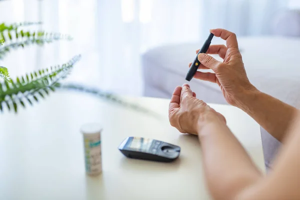 Midsectie Van Vrouw Met Behulp Van Lancelet Vinger Jonge Vrouw — Stockfoto