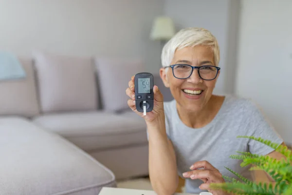 Concerned Senior Women Doing Blood Sugar Test Home Lancet Testing — Stock Photo, Image