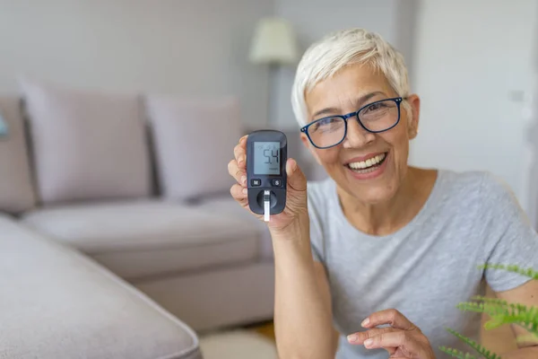 Starsza Kobieta Badania Wysoki Poziom Cukru Krwi Kobieta Trzymanie Urządzenia — Zdjęcie stockowe