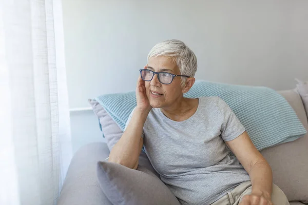 Indoor Portret Van Aantrekkelijke Gelukkig Jaar Oude Senior Vrouw Met — Stockfoto