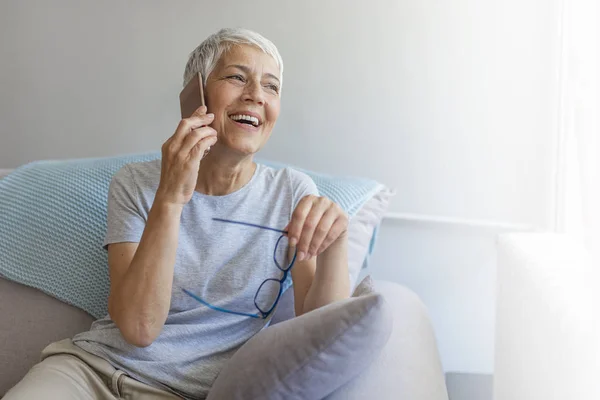 Seniorin Telefoniert Mit Ihrem Handy Die Seniorin Unterhält Sich Fröhlich — Stockfoto