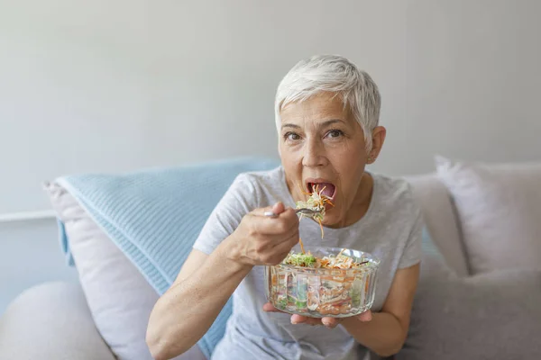 Femme Mûre Élégante Assise Sur Lit Mangeant Salade Fraîche Sur — Photo