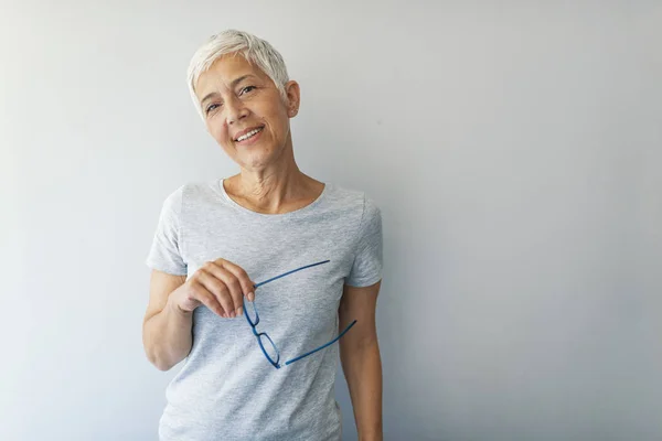 Una Donna Con Testa Che Guarda Telecamera Ritratto Bella Donna — Foto Stock