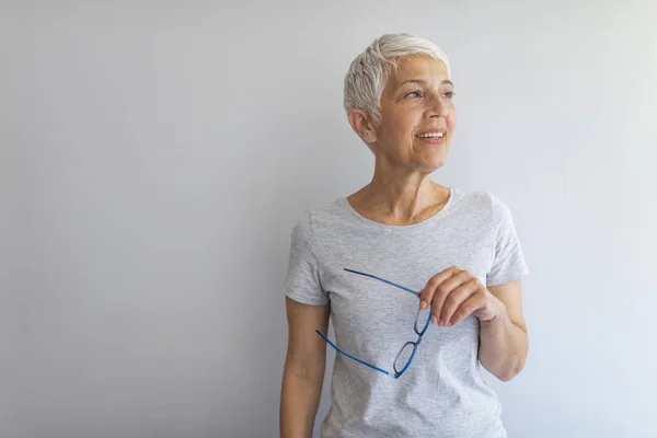 Porträtt Gladlynt Mogen Kvinna Stående Mot Grey Wall Lycklig Mid — Stockfoto