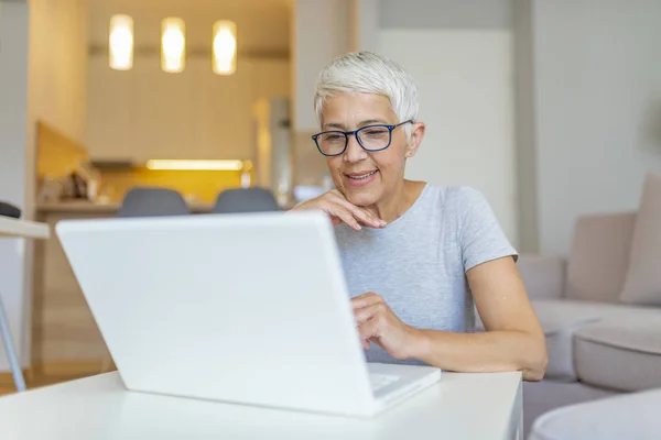 Mature Woman Working Laptop Computer Home — Stock Photo, Image