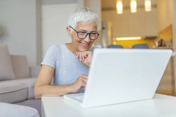 Volwassen Vrouw Werken Aan Laptop Computer Thuis — Stockfoto