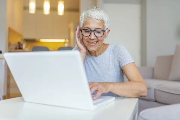 Жінка Окулярах Вдома Концентрується Коли Працює Ноутбуці Жінка Середнього Віку — стокове фото