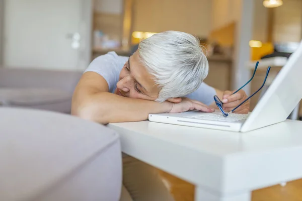 Portret Van Vermoeide Volwassen Zakenvrouw Zittend Slapen Aan Tafel Met — Stockfoto