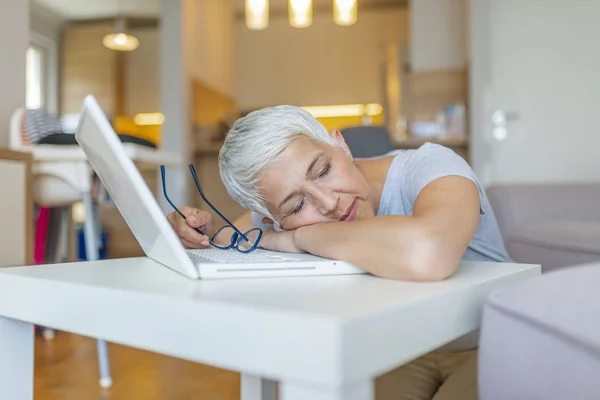 Moe Overwerkte Vrouw Rusten Terwijl Werkte Schrijven Notities Overwerkte Vermoeide — Stockfoto