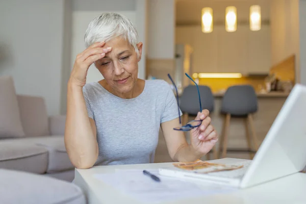 Volwassen Vrouw Werken Aan Laptop Computer Thuis — Stockfoto