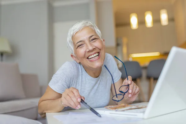 Volwassen Vrouw Werken Aan Laptop Computer Thuis — Stockfoto