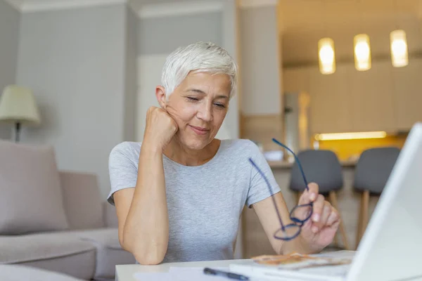 Volwassen Vrouw Werken Aan Laptop Computer Thuis — Stockfoto