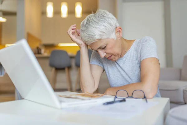 Mujer Madura Trabajando Ordenador Portátil Casa — Foto de Stock