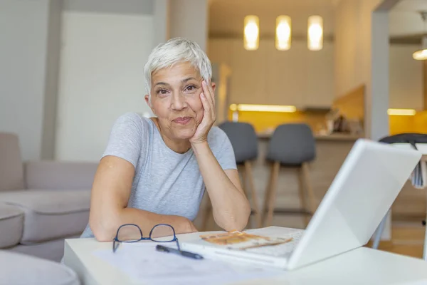 Donna Matura Che Lavora Sul Computer Portatile Casa — Foto Stock