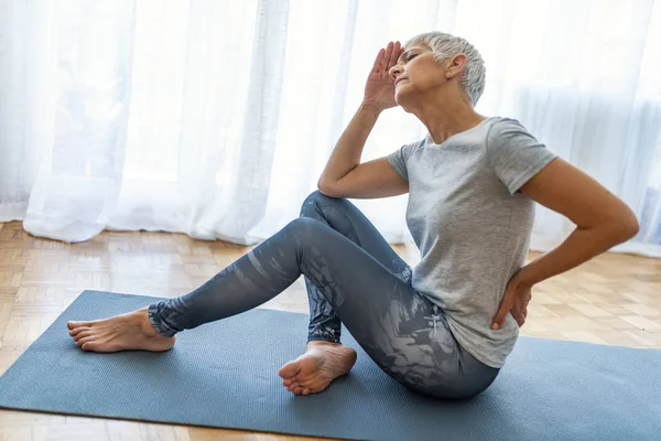 Olgun Kadın bel ağrısı muzdarip. Sırt ağrısı ile dinlenmiş olgun kadın.