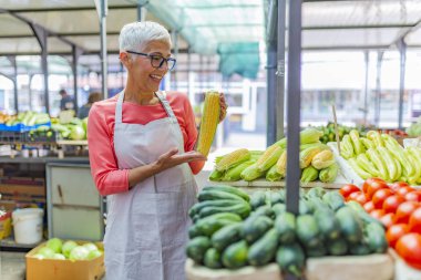Çiftçiler Taze Gıda Pazarı'nda Kadın Tezgah Sahibi. Taze sebze satan dost yaşlı kadın. 