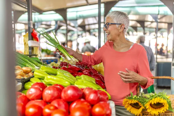 Senior Woman Market Mature Female Customer Shopping Farmers Market Stall — Stock Photo, Image