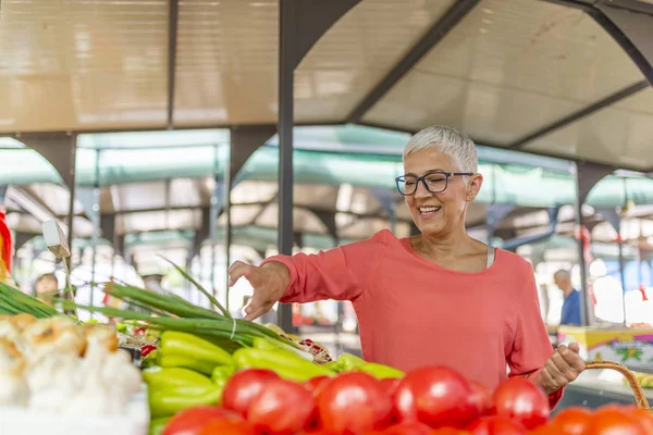 Senior Woman Buying Vegetables Farmers Market Woman Picking Fresh Produce — Stock Photo, Image