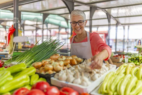 Friendly Woman Tending Organic Vegetable Stall Farmer Market Selling Fresh — Stock Photo, Image