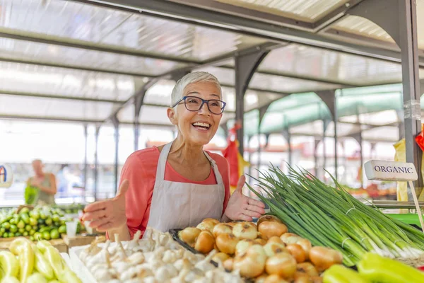 Buy Local Farmer Market Greengrocer Selling Organic Fresh Agricultural Product — Stock Photo, Image