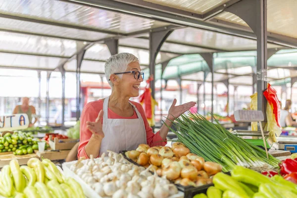 Greengrocer Selling Organic Fresh Agricultural Product Farmer Market Friendly Senior — Stock Photo, Image