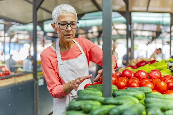 Çiftçiler Taze Gıda Pazarı'nda Kadın Tezgah Sahibi. Taze sebze satan dost yaşlı kadın. 