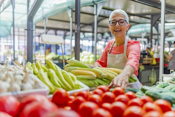 Friendly Woman Tending Organic Vegetable Stall Farmer Market Selling Fresh — Stock Photo, Image