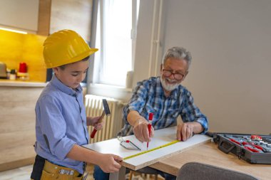 Sevgi dolu büyükbaba torun Craft öğretim harcama. Sevgi dolu Büyükbaba ve Küçük Çocuk Birlikte Ahşap Modeller yapma. Yaşlı Adam Öğretim Boy Marangozluk