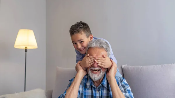 Porträt Von Opa Und Enkel Auf Grauem Hintergrund Junge Verdeckt — Stockfoto