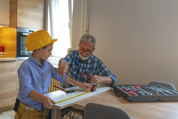 Grootvader Kleinzoon Workshop Grootvader Kleinzoon Crafting Houten Materialen Mijn Kleinzoon — Stockfoto