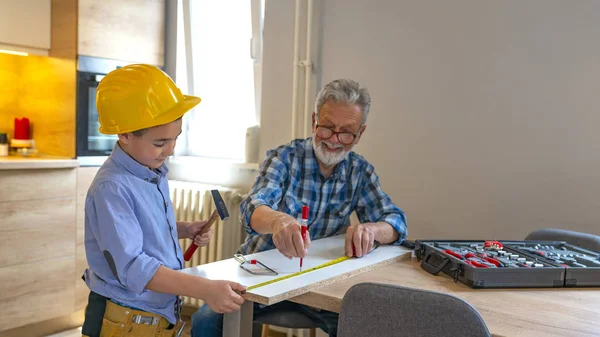 Leren Ambacht Met Opa Kleine Helper Van Opa Grootvader Leert — Stockfoto