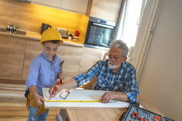 Kärleksfull Farfar Spenderar Undervisning Barnbarn Hantverk Kärleksfull Farfar Och Liten — Stockfoto