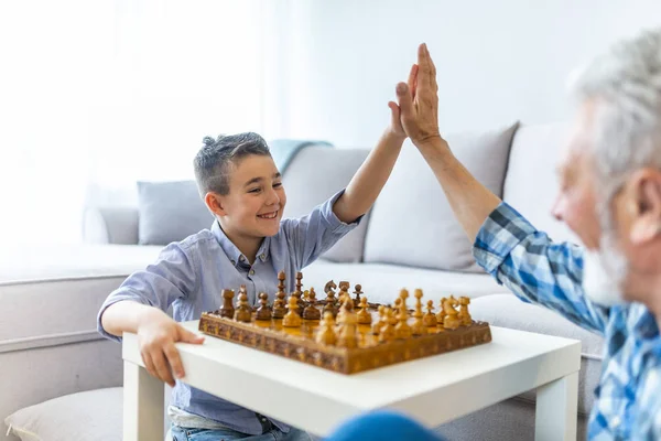 Glad Liten Unge Spelar Schack Med Ledande Man Hemma Familjerelation — Stockfoto