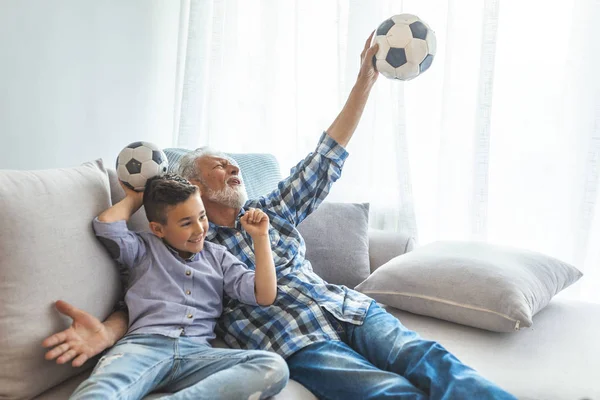 Nonno Nipote Che Guardano Football Felici Vittoria Ragazzino Sul Divano — Foto Stock
