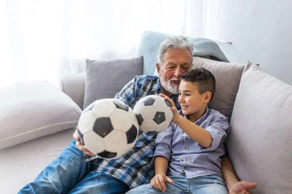 Kleine Jongen Bank Met Grootvader Juichend Voor Een Voetbalspel Het — Stockfoto