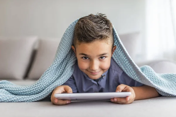 Porträt Eines Kleinen Kindes Hause Beim Zeichentrickgucken Auf Dem Tablet — Stockfoto