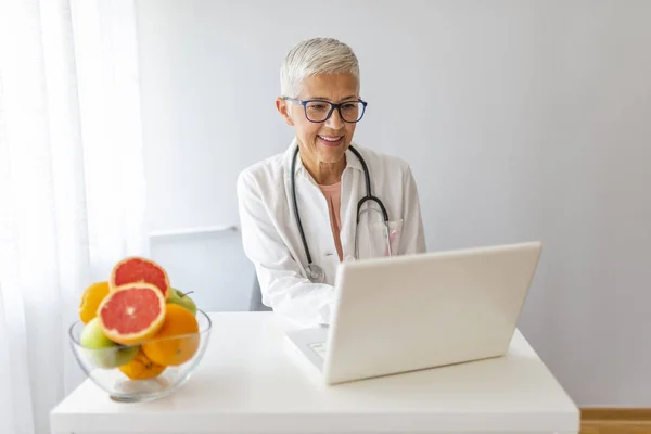 Nutricionista Femenina Senior Con Frutas Trabajando Escritorio Nutricionista Sonriente Oficina — Foto de Stock