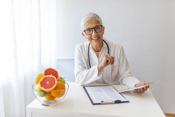 Nutricionista Femenina Sentada Mesa Con Portapapeles Productos Saludables Sobre Fondo — Foto de Stock